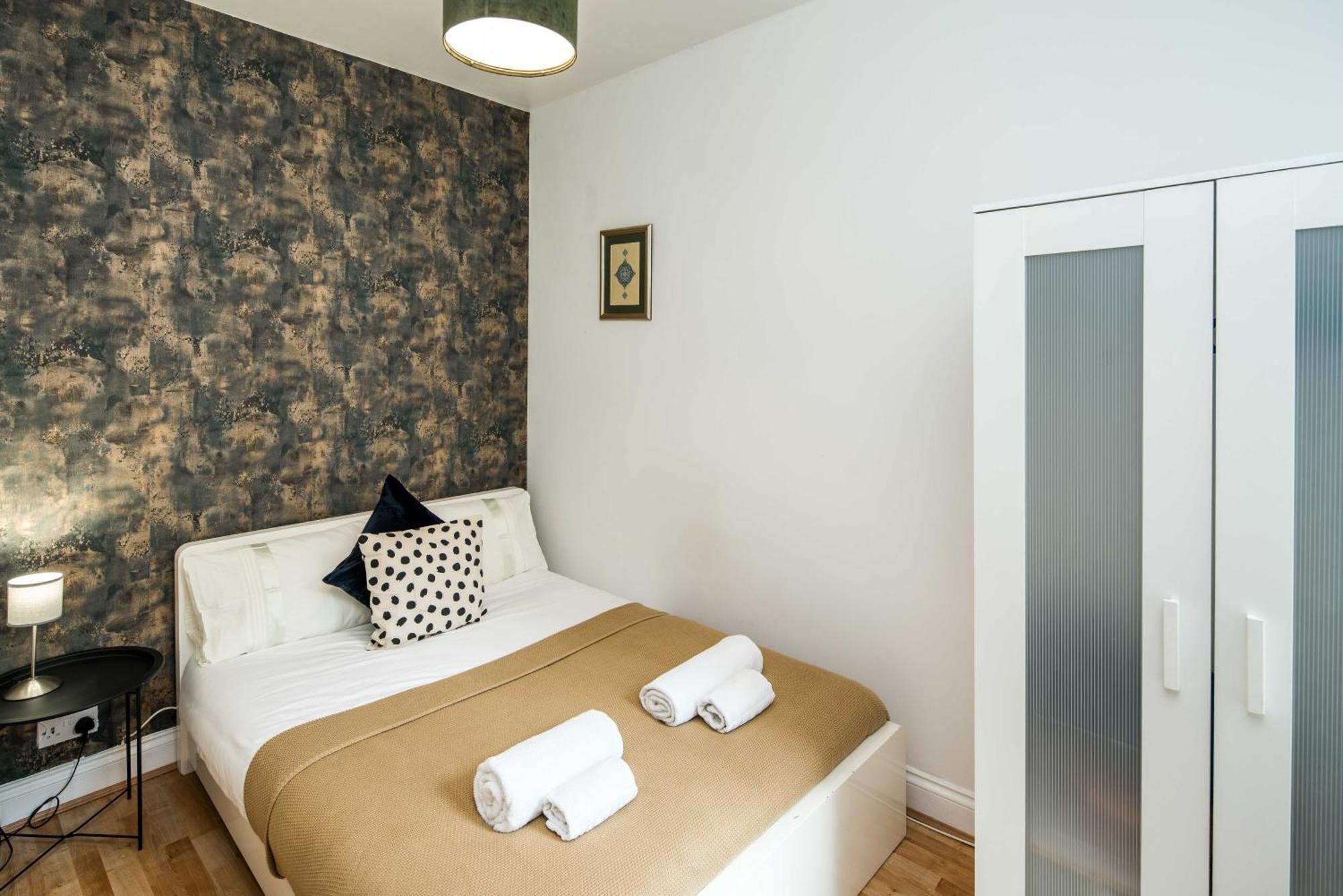 Serviced In Finchley Road * Londres